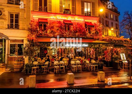 Die Gäste sitzen auf der Außenterrasse und genießen einen Abend im Au Chien qui Fume in der Rue du Pont Neuf im Pariser Stadtteil Halles Stockfoto