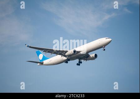 26.07.2023, Singapur, Republik Singapur, Asien - Ein Galistair Malta Airbus A330-300 Frachtflugzeug, das von Galistair Infinite Aviation betrieben wird. Stockfoto