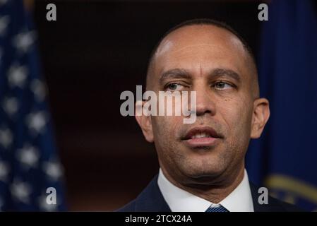 Hakeem Jeffries Democrat aus New York spricht auf seiner wöchentlichen Pressekonferenz im Kapitol in Washington, D.C. am Donnerstag, den 14. Dezember 2023. Copyright: XAnnabellexGordonx/xCNPx/MediaPunchx Stockfoto