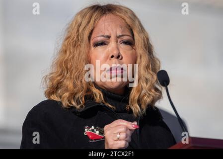 Die US-Repräsentantin Lucy McBath Democrat of Georgia trifft sich mit Mitgliedern der Gun Violence Prevention Task Force am Donnerstag, den 14. Dezember 2023, anlässlich des 11. Jahrestages der Schießerei der Sandy Hook Elementary School auf den House Steps im Kapitol in Washington, D.C. zusammen. Copyright: XAnnabellexGordonx/xCNPx/MediaPunchx Stockfoto