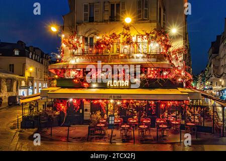 Die Leute sitzen draußen auf der Terrasse des Florida Les Halles, einem Restaurant, Bistro im Viertel Les Halles in Paris, Frankreich Stockfoto