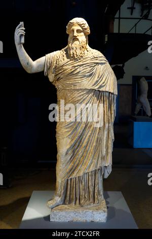 Statue des bärtigen Dionysos - Marmor aus Luni, Kopie nach griechischem Original aus der zweiten Hälfte des vierten Jahrhunderts v. Chr., wahrscheinlich der Praxiteles-Werkstatt zuzurechnen - Museo Centrale Montemartini, Rom, Italien Stockfoto