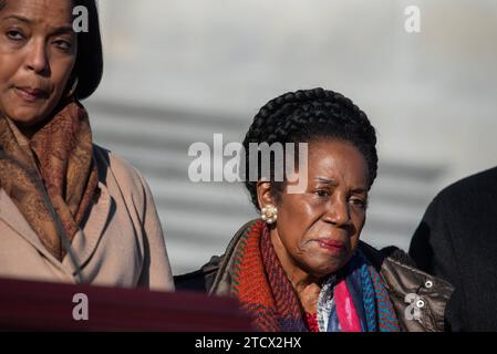 Die US-Repräsentantin Sheila Jackson-Lee Democrat aus Texas trifft sich mit Mitgliedern der Gun Violence Prevention Task Force an einer Veranstaltung anlässlich des 11. Jahrestages der Schießerei der Sandy Hook Elementary School auf den House Steps im Kapitol in Washington, D.C. am Donnerstag, den 14. Dezember 2023. Copyright: XAnnabellexGordonx/xCNPx/MediaPunchx Stockfoto