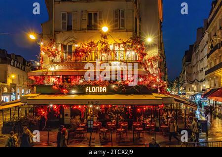 Die Leute sitzen draußen auf der Terrasse des Florida Les Halles, einem Restaurant, Bistro im Viertel Les Halles in Paris, Frankreich Stockfoto