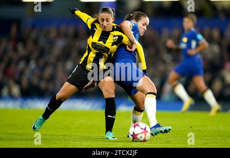 Chelsea's Guro Reiten (rechts) und Haken's Rosa Kafaji kämpfen um den ...