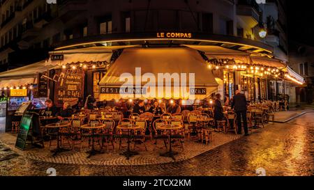 Gäste draußen auf der Terrasse genießen einen Abend im Le Compas, einem Restaurant, Brasserie in der Rue Montorgueil im 2. Arrondissement von Paris, Frankreich Stockfoto