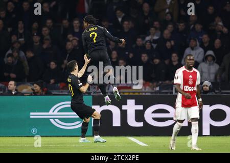 AMSTERDAM - (l-r) Steven Zuber vom AEK Athen, Levi Garcia vom AEK Athen feiern das 1:1, Carlos Forbs von Ajax ist enttäuscht während des Spiels der UEFA Europa League in der Gruppe B zwischen Ajax Amsterdam und AEK Athene FC in der Johan Cruyff Arena am 14. Dezember 2023 in Amsterdam, Niederlande. ANP MAURICE VAN STEEN Stockfoto