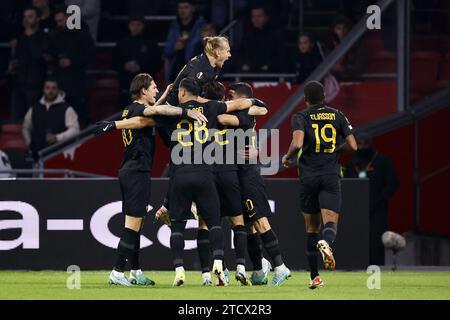 AMSTERDAM - (l-r) Steven Zuber von AEK Athen, Ehsan Hajsafi vom AEK Athen, Domagoj Vida vom AEK Athen, Petros Mantalos vom AEK Athen und Niclas Eliasson vom AEK Athen feiern das 1-1 während des Spiels der UEFA Europa League in der Gruppe B zwischen Ajax Amsterdam und AEK Athene FC in der Johan Cruyff Arena am 14. Dezember 2023 in Amsterdam. ANP MAURICE VAN STEEN Stockfoto