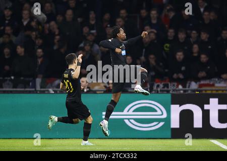 AMSTERDAM - (l-r) Petros Mantalos vom AEK Athen, Levi Garcia vom AEK Athen feiern das 1-1 während des Gruppenspiels der UEFA Europa League zwischen Ajax Amsterdam und AEK Athene FC in der Johan Cruyff Arena am 14. Dezember 2023 in Amsterdam, Niederlande. ANP MAURICE VAN STEEN Stockfoto