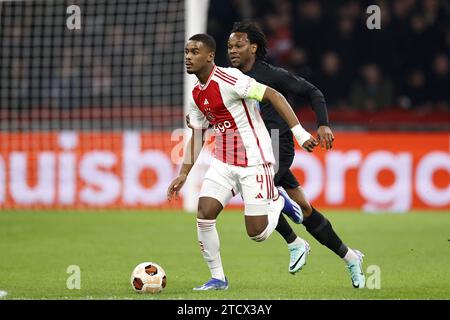 AMSTERDAM - (l-r) Jorrel Hato von Ajax, Levi Garcia von AEK Athen während des Gruppenspiels der UEFA Europa League zwischen Ajax Amsterdam und AEK Athene FC in der Johan Cruyff Arena am 14. Dezember 2023 in Amsterdam, Niederlande. ANP MAURICE VAN STEEN Stockfoto