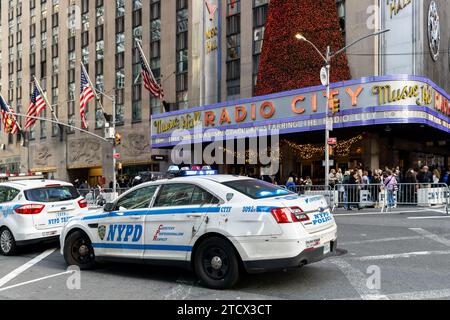 Ein Wagen der New Yorker Polizei, die während der Feiertage auf der Straße vor der Radio City Music Hall sitzen. Stockfoto