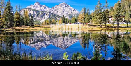 Panorama des Antornosees in den Dolomiten Italiens. Im Hintergrund ist das Cristallo-Massiv deutlich sichtbar. Stockfoto