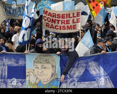 Brighton und Hove, Großbritannien. Dezember 2023. Die Fans von Marseille schwenken während des Spiels der UEFA Europa League im AMEX Stadium, Brighton und Hove Zeichen und Flaggen. Der Bildnachweis sollte lauten: Paul Terry/Sportimage Credit: Sportimage Ltd/Alamy Live News Stockfoto