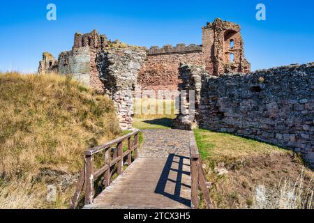 Eingang zum Outer Ward von Tantallon Castle, einer Ruine aus der Mitte des 14. Jahrhunderts, etwa 5 km östlich von North Berwick in East Lothian, Schottland, Großbritannien Stockfoto