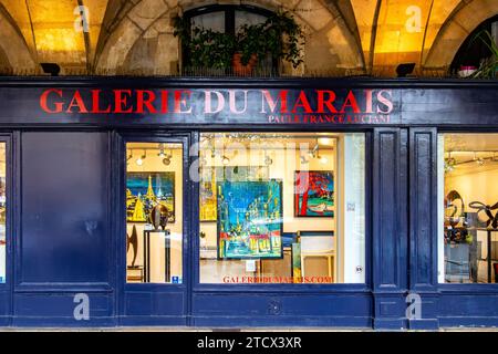 Das Äußere der Galerie du Marais befindet sich unter dem gewölbten Gang am Place des Vosges im Marais-Viertel von Paris, Frankreich Stockfoto