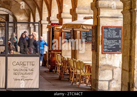 Carette, eine Konditorei und Teestube in den gewölbten Galerien des Place des Vosges im Marais-Viertel von Paris, Frankreich Stockfoto