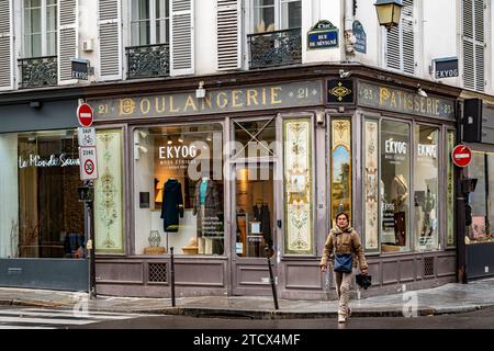 Ekyog, ein Geschäft für ethische und nachhaltige Kleidung in einem umgestalteten Boulangerie-Patisserie-Schiff in der Rue des Francs Bourgeois im Marais, Paris Stockfoto