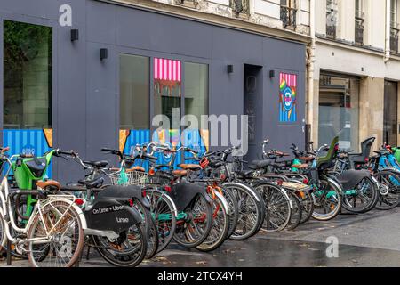 Fahrräder in einem Fahrradständer in der Rue de Moussy im Marais-Viertel von Paris, Frankreich Stockfoto