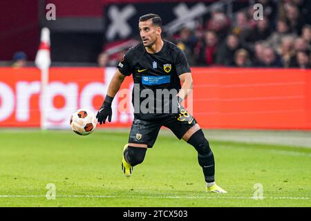 Amsterdam, Niederlande. Dezember 2023. AMSTERDAM, NIEDERLANDE - 14. DEZEMBER: Ehsan Haji Safi von AEK Athens dribbelt während des Gruppenspiels der UEFA Europa League 2023/24 zwischen Ajax und AEK Athen in der Johan Cruijff Arena am 14. Dezember 2023 in Amsterdam. (Foto von Andre Weening/Orange Pictures) Credit: Orange Pics BV/Alamy Live News Stockfoto