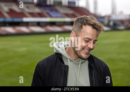 Cottbus, Deutschland. Dezember 2023. Sänger Alexander Knappe steht am Rande des Stadions der Freundschaft. Vermerk: Frank Hammerschmidt/dpa/Alamy Live News Stockfoto