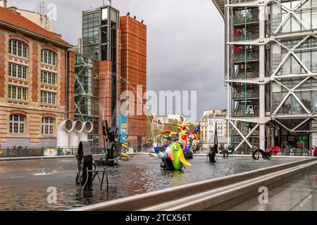 Skurrile Skulpturen am Strawinsky-Brunnen neben dem Centre Pompidou in Paris, Frankreich Stockfoto