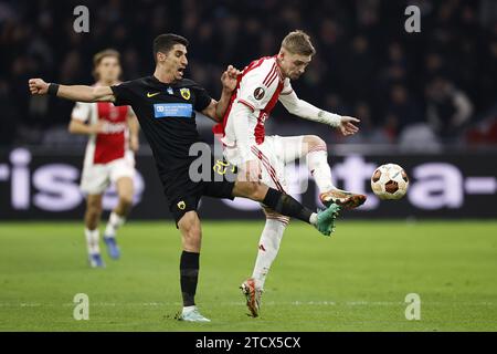 AMSTERDAM - (l-r) Ehsan Hajsafi von AEK Athen, Kenneth Taylor von Ajax während des Gruppenspiels der UEFA Europa League zwischen Ajax Amsterdam und AEK Athene FC in der Johan Cruyff Arena am 14. Dezember 2023 in Amsterdam, Niederlande. ANP MAURICE VAN STEEN Stockfoto