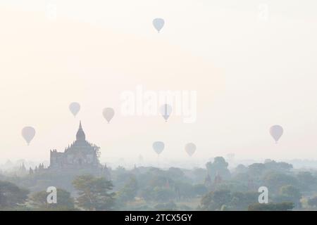 Heißluftballons über den Tempeln im Bagan Valley, Myanmar. Stockfoto