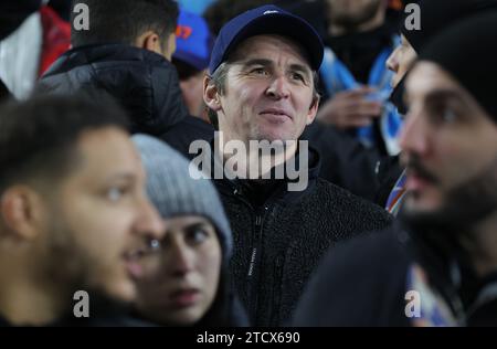 Brighton und Hove, Großbritannien. Dezember 2023. Joey Barton ist während des Spiels der UEFA Europa League im AMEX Stadion, Brighton und Hove auf der Tribüne zu sehen. Der Bildnachweis sollte lauten: Paul Terry/Sportimage Credit: Sportimage Ltd/Alamy Live News Stockfoto