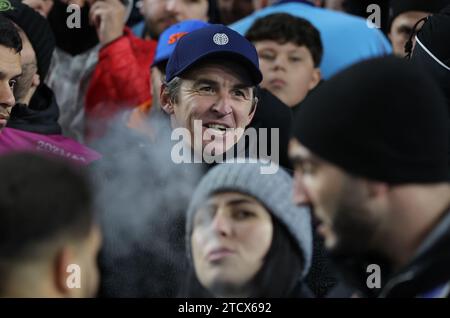 Brighton und Hove, Großbritannien. Dezember 2023. Joey Barton ist während des Spiels der UEFA Europa League im AMEX Stadion, Brighton und Hove auf der Tribüne zu sehen. Der Bildnachweis sollte lauten: Paul Terry/Sportimage Credit: Sportimage Ltd/Alamy Live News Stockfoto