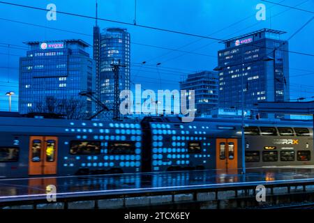 RRX-Zug, Regionalexpress, Rhein-Ruhr-Express, Zugverkehr, Skyline des Stadtzentrums, Hauptbahnhof Essen, NRW, Deutschland, Stockfoto