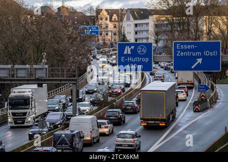 Stau auf der Autobahn A40, Stadtdurchfahrt, Abzweigung Essen-Huttrop, Stau in beide Richtungen, NRW, Deutschland, Stockfoto