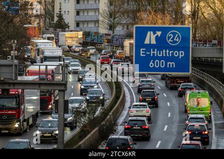 Stau auf der Autobahn A40, Stadtdurchfahrt, Abzweigung Essen-Huttrop, Stau in beide Richtungen, NRW, Deutschland, Stockfoto