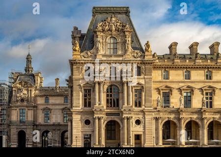 Das Äußere des Louvre-Museums in Paris Frankreich Stockfoto