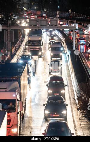 Abendlicher Stau auf der Autobahn A40, Stadtdurchfahrt, Abzweigung Essen-Huttrop, Stau in beide Richtungen, NRW, Deutschland, Stockfoto