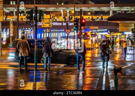 Fußgänger, bei Regen, an einer Ampel, Fußgängerübergang, am Hauptbahnhof im Stadtzentrum von Essen, dichter Verkehr, NRW, Deutschland, Stockfoto