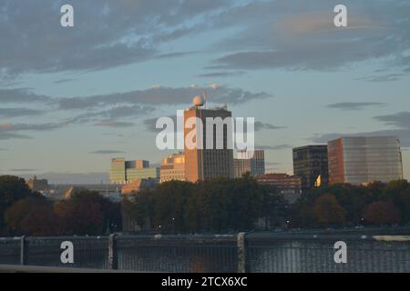 Medford, MA, USA. Oktober 2023. Massachusetts Institute of Technology, M.I.T. an einem warmen Herbsttag. (Kreditbild: © Kenneth Martin/ZUMA Press Wire) NUR REDAKTIONELLE VERWENDUNG! Nicht für kommerzielle ZWECKE! Stockfoto