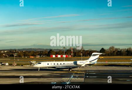 Ein eleganter Gulfstream Privatjet parkt am Flughafen Dublin, Irland, Asphalt während der goldenen Stunde. Stockfoto