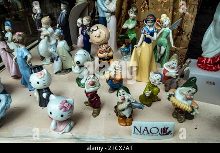 NAO handgefertigte Porzellanfiguren in einem Geschäft in Sevilla, Spanien. Stockfoto