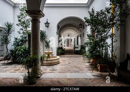 Ein ruhiger Innenhof mit üppigen Pflanzen und traditioneller Architektur. Stockfoto