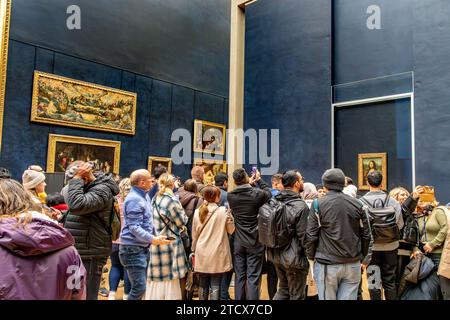 Die Mona Lisa, ein Gemälde von Leonardo da Vinci, die beliebteste Ausstellung im Louvre Museum in Paris, Frankreich, umgeben von Menschenmassen Stockfoto