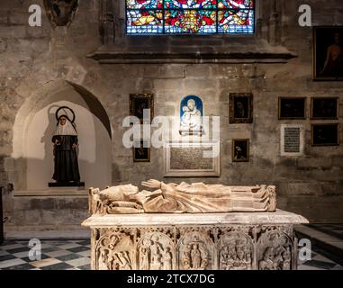 Das Grab des Erzbischofs Gonzalo de Mena y Roelas, eines spanischen Erzbischofs aus dem 14. Jahrhundert in der Kathedrale von Sevilla. Stockfoto