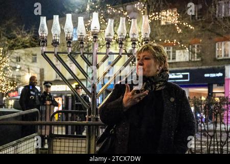 London, Großbritannien. Dezember 2023. Emily Thornberry, Abgeordnete der Labour Party für Islington South und finsbury, spricht an die Menge. Eine Solidaritätsveranstaltung, an der Abgeordnete, Gemeindeführer und Mitglieder der Öffentlichkeit teilnahmen, fand statt, nachdem die Menora heute auf Islington Green vandalisiert wurde. Rabbiner Mendy Korer leitete das Verfahren, wobei er die Kerzen relighting, einschließlich eines letzten für das Hanukkah-Festival, leitete. Die Metropolitan Police, die untersucht, glaubt, dass die Menora absichtlich beschädigt wurde, da die antisemitischen Vorfälle zunehmen, seit der Krieg zwischen Israel und der Hamas ausgerufen wurde. Quelle: Eleventh Photography/Alamy Live News Stockfoto