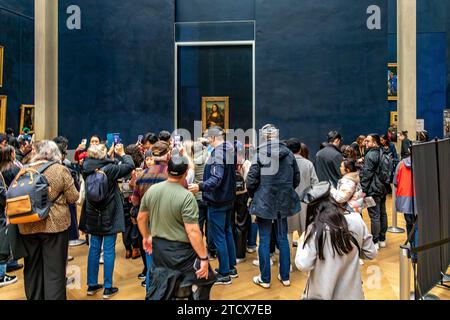 Die Mona Lisa, ein Gemälde von Leonardo da Vinci, die beliebteste Ausstellung im Louvre Museum in Paris, Frankreich, umgeben von Menschenmassen Stockfoto