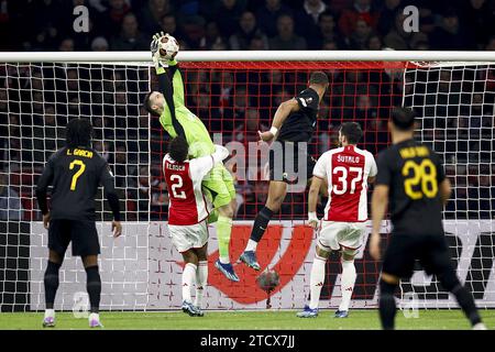 AMSTERDAM - (l-r) Levi Garcia von AEK Athen, Torhüter Diant Ramaj Ajax, Devyne Rensch von Ajax, Harold Moukoudi von AEK Athen, Josip Sutalo von Ajax, Ehsan Hajsafi vom AEK Athen während des Spiels der UEFA Europa League in der Gruppe B zwischen Ajax Amsterdam und AEK Athene FC in der Johan Cruyff Arena am 14. Dezember 2023 in Amsterdam. ANP MAURICE VAN STEEN Stockfoto