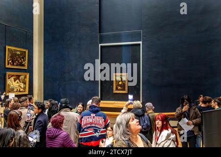 Die Mona Lisa, ein Gemälde von Leonardo da Vinci, die beliebteste Ausstellung im Louvre Museum in Paris, Frankreich, umgeben von Menschenmassen Stockfoto
