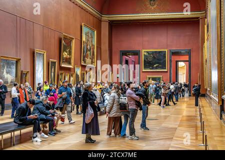 Leute, die die großen Frech-Gemälde in den Roten Zimmern im Denon-Flügel des Louvre, Paris Frankreich, sehen Stockfoto