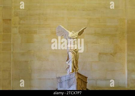 Der geflügelte Sieg von Samothrake, eine der berühmtesten Statuen im Louvre, ziert die Spitze der monumentalen Daru-Treppe in Paris, Frankreich Stockfoto