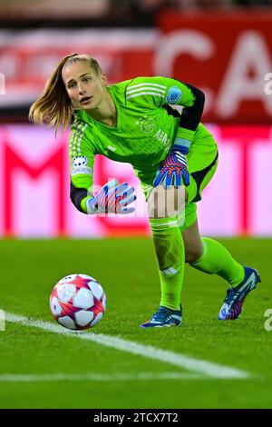 Regina VAN EIJK (Torwart, Ajax, 1) am Ball, Freisteller, Ganzkörper, Einzelbild, Aktion, 14.12.2023, München (Deutschland), Fussball, UEFA Women's Champions League, Gruppe C, FC Bayern München - Ajax Amsterdam Credit: dpa Picture Alliance/Alamy Live News Stockfoto