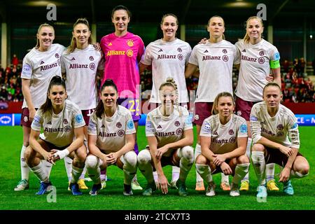 Startelf des FC Bayern, Spielerinnen des FC Bayern beim Teamfoto, Mannschaftsfoto vor Spielbeginn, 14.12.2023, München (Deutschland), Fussball, UEFA Women's Champions League, Gruppe C, FC Bayern München - Ajax Amsterdam Credit: dpa Picture Alliance/Alamy Live News Stockfoto