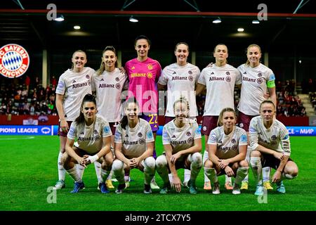 Spielerinnen des FC Bayern beim Teamfoto, Mannschaftsfoto, Startelf, 14.12.2023, München (Deutschland), Fussball, UEFA Women's Champions League, Gruppe C, FC Bayern München - Ajax Amsterdam Credit: dpa Picture Alliance/Alamy Live News Stockfoto